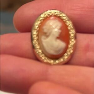 Elegant Cameo Brooch in Gold and Cream